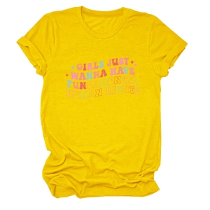 Détail d'un T-shirt en coton jaune avec texte féministe coloré et motifs d'étoiles