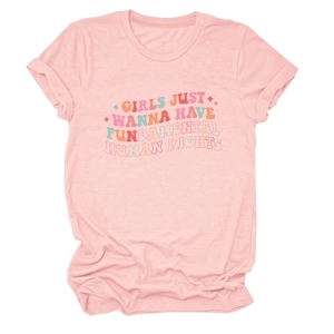 Détail du t-shirt en coton rose avec slogan rétro coloré sur fond blanc épuré et lisse