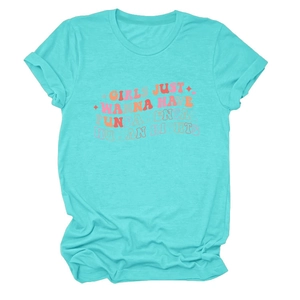 Détail d'un t-shirt en coton turquoise avec impression de slogan rétro et col rond
