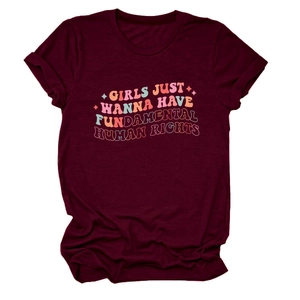 Gros plan du t-shirt bordeaux imprimé Girls Just Wanna Have Fundamental Human Rights