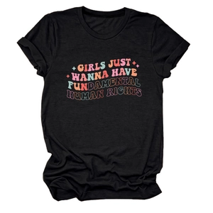 Gros plan de l'imprimé texte rétro coloré sur un t-shirt noir en coton à col rond