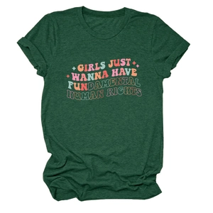 Détail du tissu chiné vert foncé et de l'imprimé à slogan rétro sur ce t-shirt