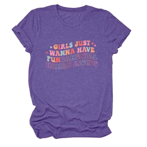 Détail du t-shirt violet chiné avec texte vintage sur les droits humains fondamentaux