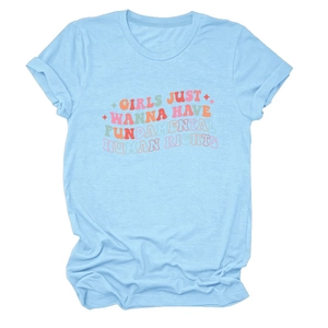 Détail de l'imprimé slogan multicolore sur un t-shirt en coton bleu clair
