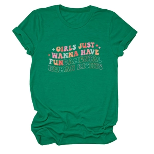 Gros plan sur l'imprimé typographique rétro d'un t-shirt en coton vert foncé