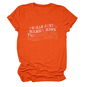Détail du t-shirt en coton orange avec manches à revers et imprimé de slogan coloré