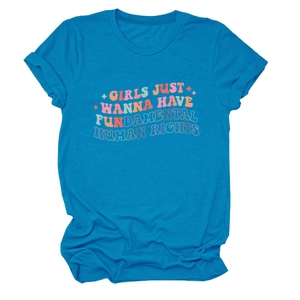 Détail du t-shirt bleu à col rond avec le slogan Girls Just Wanna Have Fundamental Human Rights