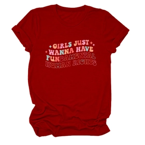 Détail du t-shirt rouge en coton avec motif vagues et texte rétro imprimé
