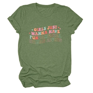 Gros plan sur l'imprimé texte rétro coloré du t-shirt vert à col rond et manches courtes