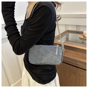 Detailansicht der graublauen Wildleder-Schultertasche mit Silberperlen und Metallkette