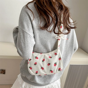 Sac à bandoulière chic en velours côtelé avec imprimé fraise et détail de nœud