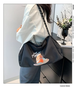Détail d'un grand sac cabas noir avec imprimé de dessert mignon et motif de lettres