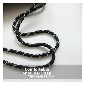 Détail de la bandoulière en corde tressée noire et blanche avec une texture renforcée