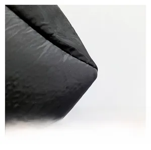 Gros plan sur la texture du tissu noir tissé avec motif sergé pour sacs fourre-tout