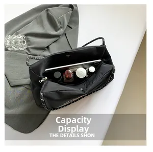 Vue intérieure montrant la grande capacité du sac fourre-tout en nylon noir pour tablette