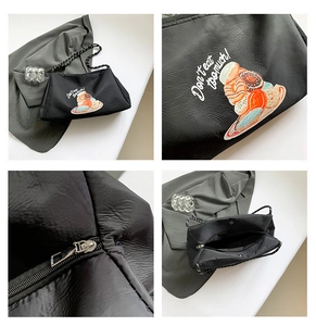 Détails de broderie donut et bretelles en corde tressée sur ce sac fourre-tout en nylon