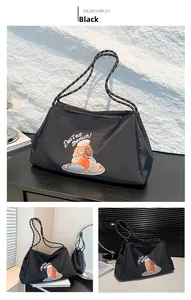 Détail du sac cabas noir avec imprimé donut et poignées en corde bicolore style décontracté