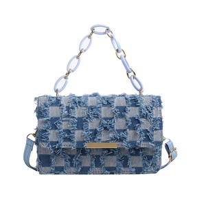 Sac bandoulière en denim à carreaux avec chaîne acrylique et bordures à franges sur blanc