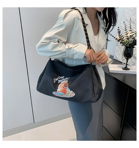 Détail du grand sac cabas en nylon noir avec broderie donut et bandoulière en corde