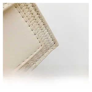 Vue macro de l'épissure de cuir PU beige et tissu tissé avec des détails de couture