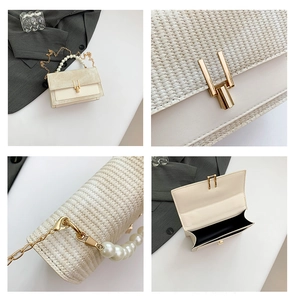 Vue détaillée du sac crème tissé avec poignée en perles et bandoulière chaîne dorée