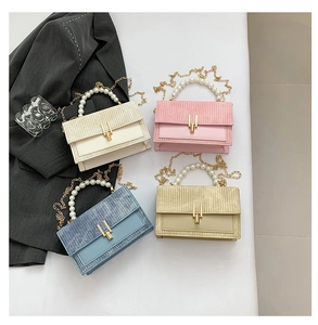 Détail de quatre sacs à chaîne avec poignées en perles et fermoirs H dorés