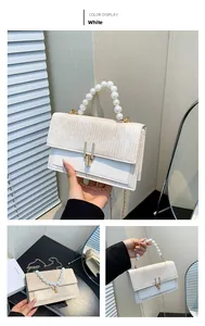 Détail du sac blanc texturé avec poignée en perles et fermoir en métal doré