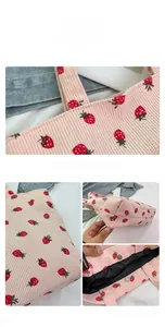 Détails du sac cabas en velours côtelé rose avec imprimé fraise et fermoir aimanté