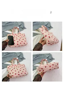 Vues détaillées du sac cabas en velours côtelé rose avec fraises et comparaison de taille
