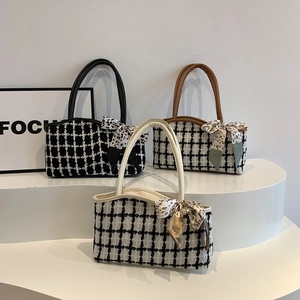 Sac cabas en tweed à carreaux avec ruban noeud en trois couleurs sur un présentoir
