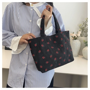 Sac fourre-tout minimaliste en velours côtelé noir avec imprimés fraises et bandoulières