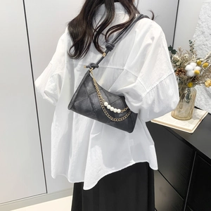 Borsa a tracolla trapuntata nera da donna con eleganti dettagli in perle e catena dorata