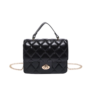 Sac à bandoulière matelassé noir avec détails dorés et bandoulière chaîne chic
