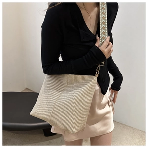 Détail du sac cabas en paille bohème avec bandoulière brodée aux motifs ethniques