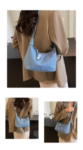 Détail du sac en denim bleu avec coutures matelassées et perles décoratives