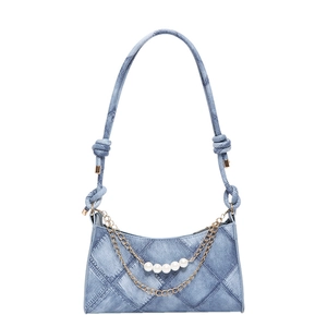 Borsa sottobraccio in denim blu con catene dorate e perle, con tracolla in corda annodata