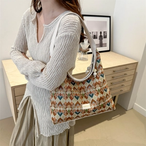 Retro geometric woven tote bag with wide leather strap and zipper closure in beige tone