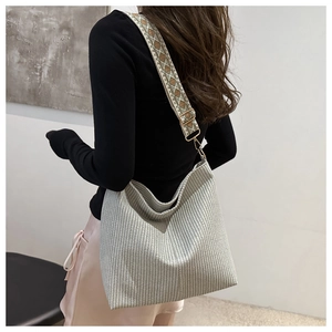 Détail du sac seau tissé avec bandoulière jacquard ethnique et large sangle vintage