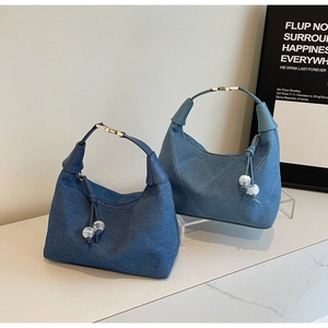 Sacs à main cylindriques en denim vintage avec motifs matelassés et breloques perlées