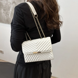 Borsa a tracolla bianca trapuntata a V con catena in metallo dorato per donna elegante