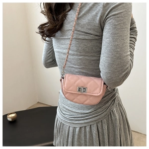 Detail der rosa gesteppten Satteltasche mit Silberkette und metallischem Drehverschluss