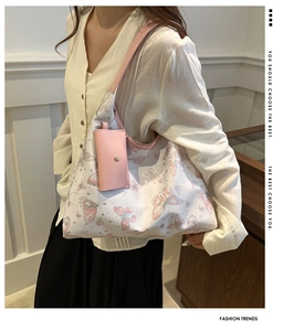 Détail du sac à main en cuir PU imprimé papillon avec bandoulière rose élégante