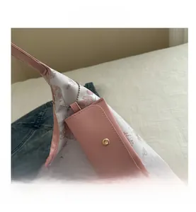 Détail du sac en cuir PU blanc à motif papillon avec porte-monnaie rose assorti