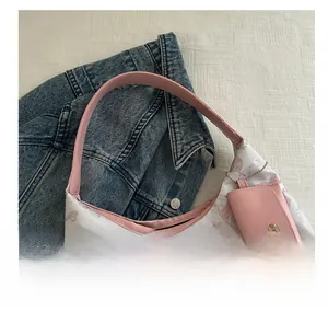 Détail du sac cabas rose à motif papillon avec petit porte-monnaie amovible et poignée