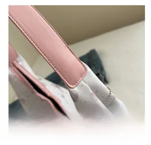 Détail du sac cabas à imprimé fraises montrant la couture et la chaîne à billes argent
