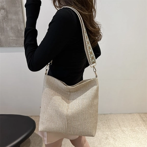Sac fourre-tout tissé beige minimaliste avec bandoulière brodée au style ethnique chic