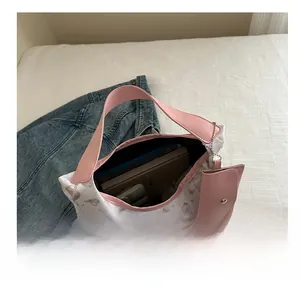 Vue intérieure montrant la grande capacité de rangement pour livres d'un sac à main en PU