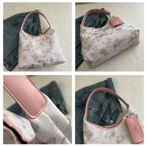 Détail du sac cabas à imprimé papillon avec poignée rose et mini pochette assortie