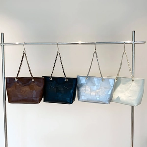 Minimalist geometric tote bags with chain straps in four colors for summer commuting
