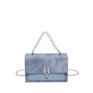 Sac bandoulière bleu texturé avec poignée en perles et chaîne dorée sur fond blanc